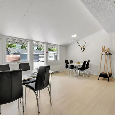 펜션 8 Bedroom Cozy In Henne