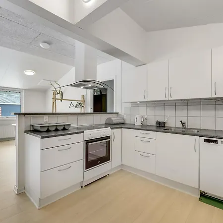 8 Bedroom Cozy In Henne Feriehus