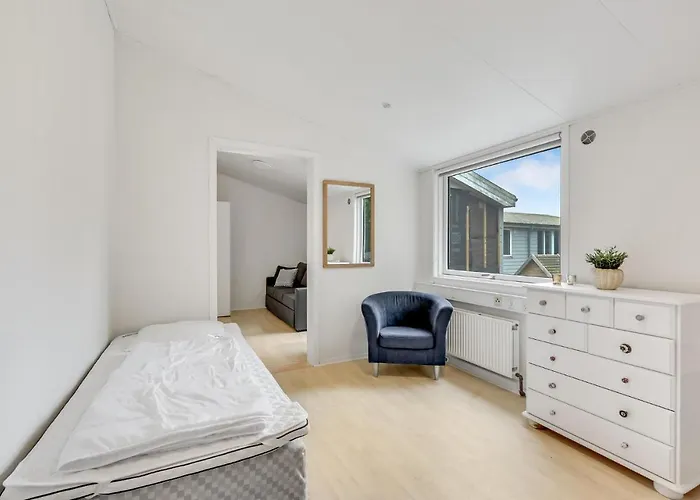 8 Bedroom Cozy In Henne هين ستراند